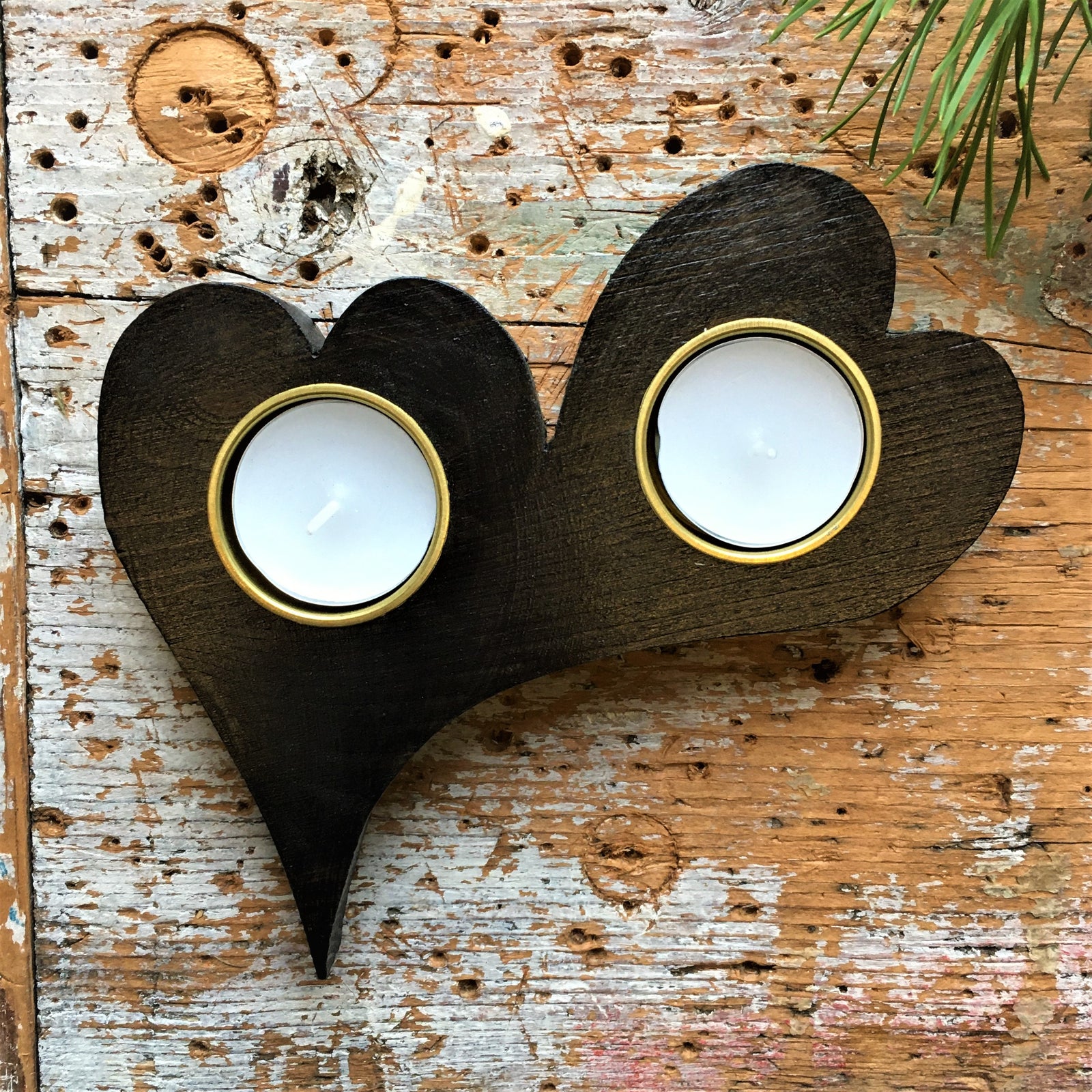 Valkoinen kranssi, sininen lasisydän ja rusettinauha koristeena.