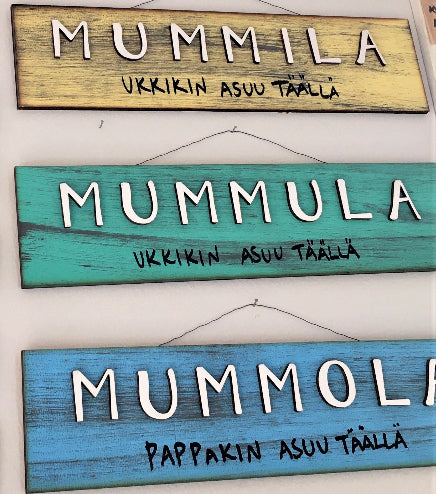 Mummola-kyltti tekstillä, useita erilaisia