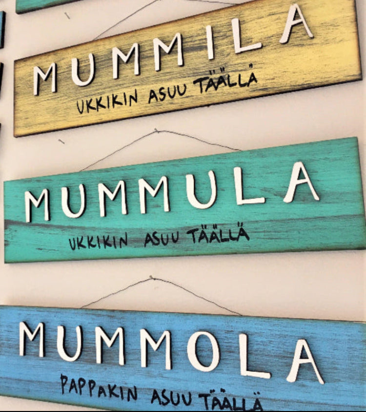 Mummola-kyltti tekstillä, useita erilaisia