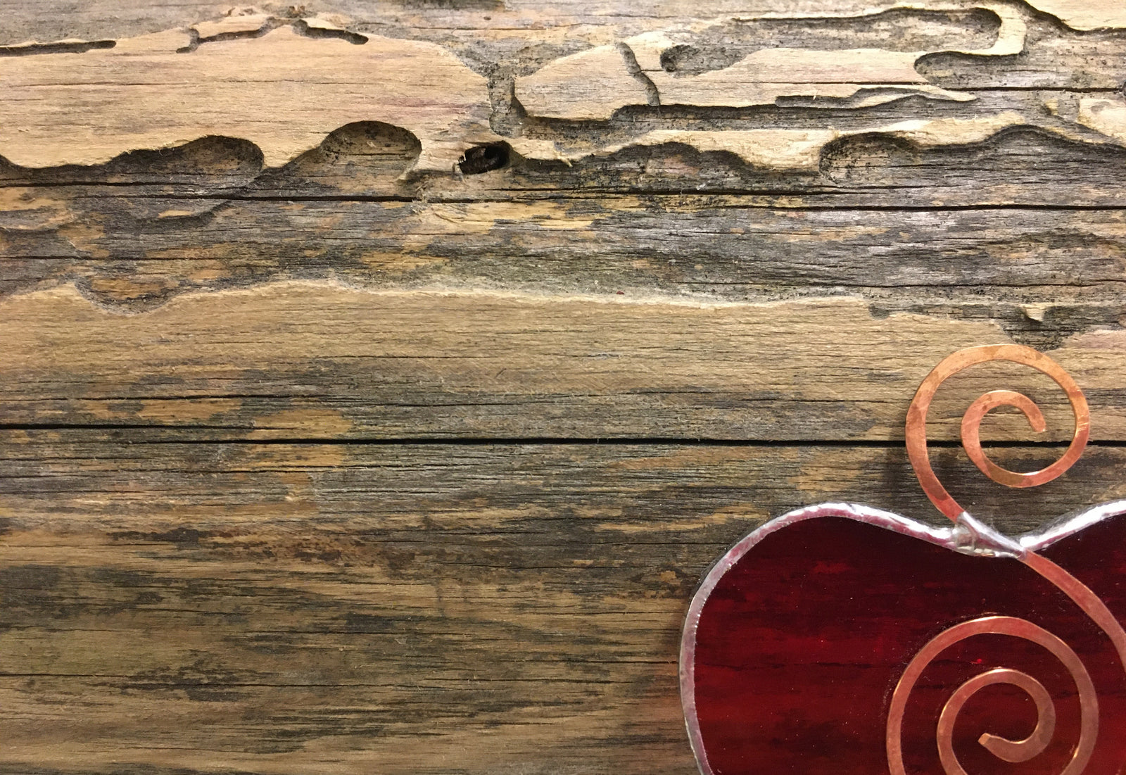 Yksityiskohta: Kynttilätukki vanhaa puuta ja Sydämellinen lasisydän