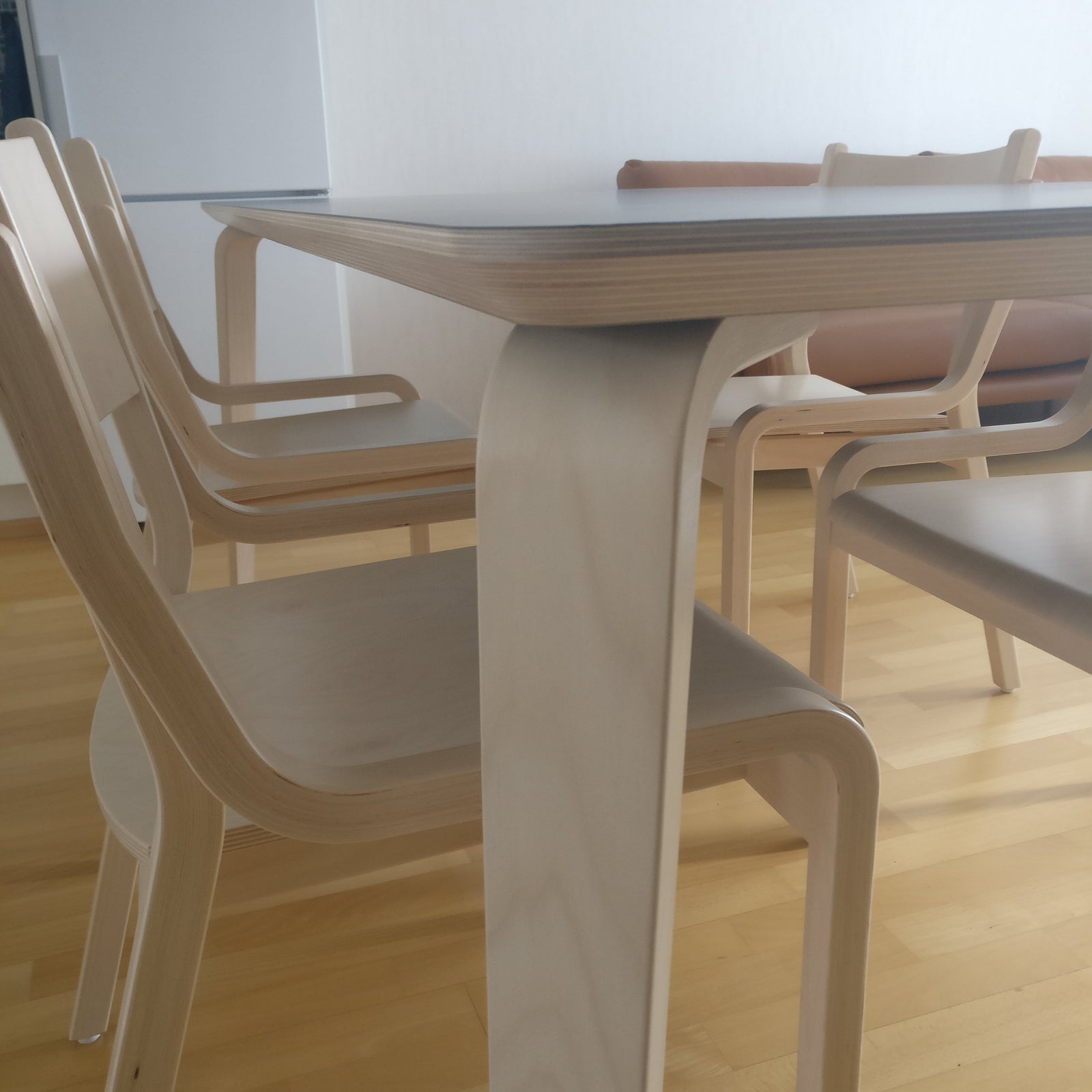 OIVAPALVELUT. LUMO RUOKAPÖYTA KOTIIN JA HOIVAKOTIIN. TYYLIKÄS VANERI RUNKO JA KESTÄVÄ LAMINAATTIPINTA. ESTEETÖN RAKENNE SOVELTUU MYÖS PYÖRÄTUOLIKÄYTTÖÖN. 