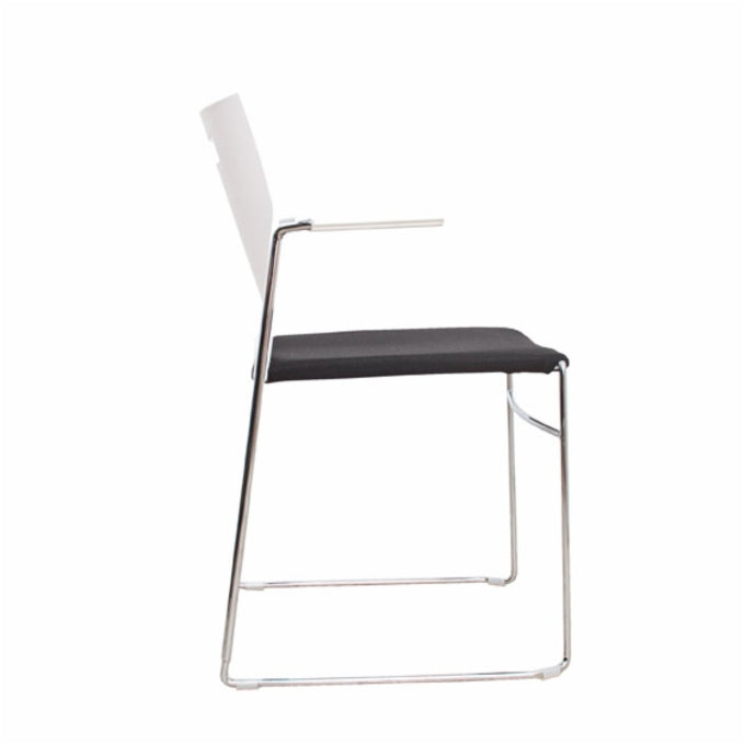 OIVAPALVELUT. LINE moderni verhoiltu asiakastuoli käsinojilla. Tuolissa on pulverimaalattu metallirunko lenkkijaloilla. Tyylikkään pinottavan ympäriverhoilun LINE tuolin vakio kangasväri on harmaa.