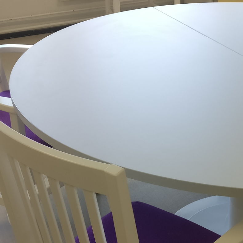 OIVAPALVELUT. PILLERI esteetön pyöreä ruokapöytä kotiin ja hoivakotiin, invapöytä, myös pyörätuolikäyttöön